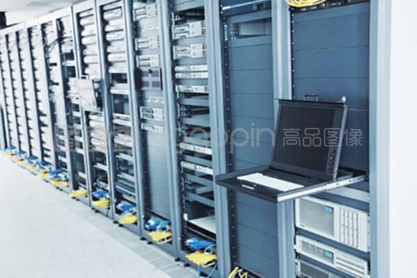 構建穩固的數字樞紐 網絡服務器室中的數據庫與計算機網絡服務協同管理
